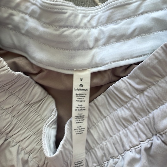 white Lululemon tracker shorts size 8 - Picture 4 of 4